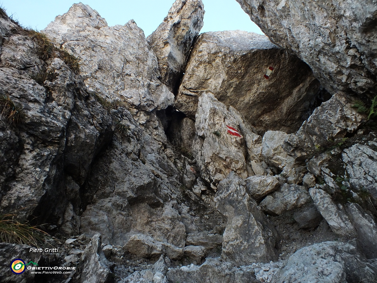 51 divertente passaggio in una cavità tra le rocce...  .JPG